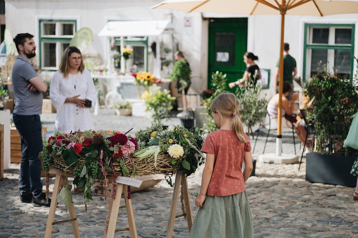 FOTO/VIDEO Piața Aurarilor s-a transformat într-o oază de relaxare, cu prima ediție a festivalului „Flori pe scări”