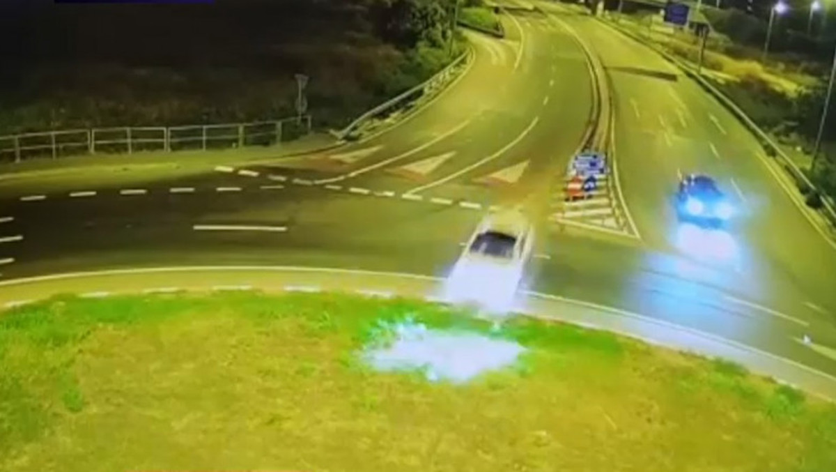VIDEO Un sibian de 18 ani a condus peste un giratoriu și a ajuns într-o benzinărie unde mașina a luat foc, în Constanța