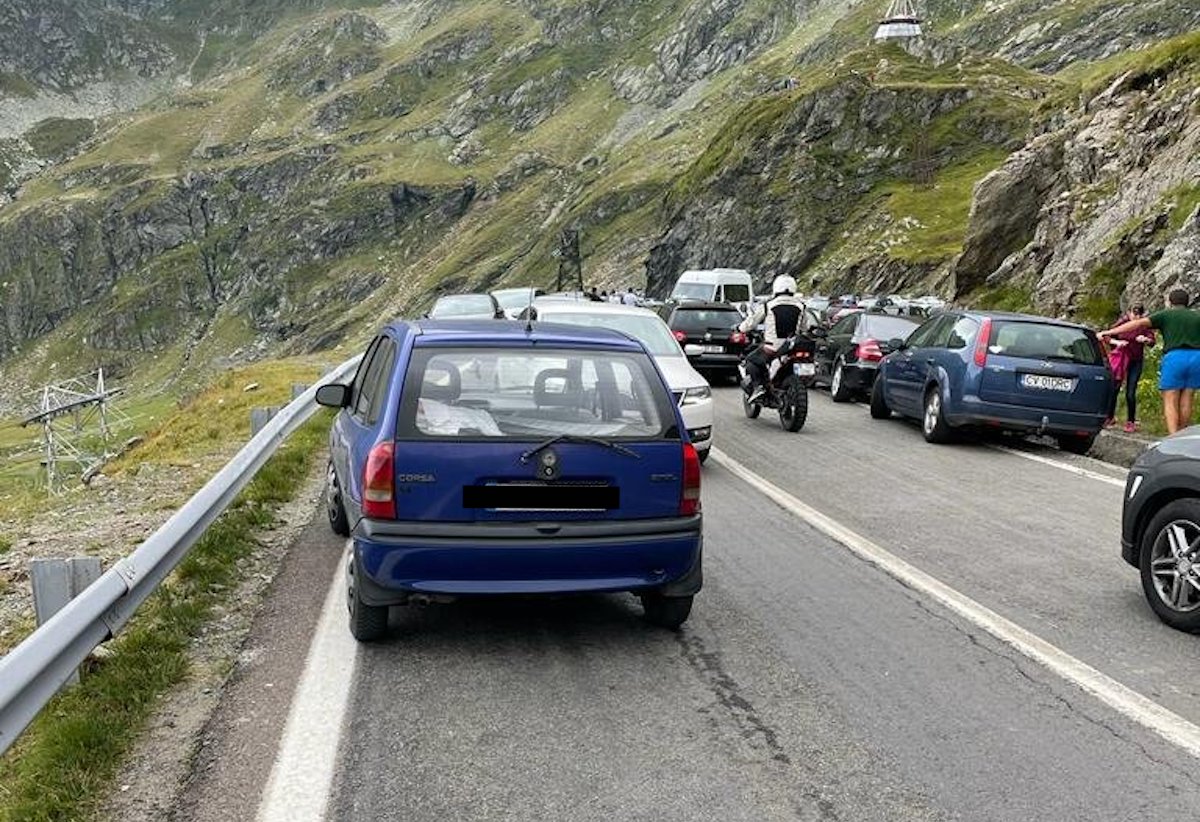 Polițiștii sibieni îi dojenesc pe șoferii care parchează în continuare pe Transfăgărășan, în ciuda aglomerației: „Mie să-mi fie bine, restul se descurcă”