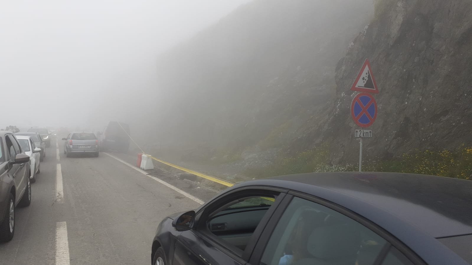 Ceață densă pe Transfăgărășan. Poliția recomandă turiștilor să urce cu atenție sporită