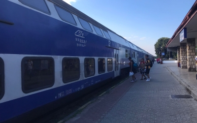 FOTO VIDEO Cu trenul de la Sibiu la mare și înapoi: 28 de ore, cu pături, aglomerație și muzică