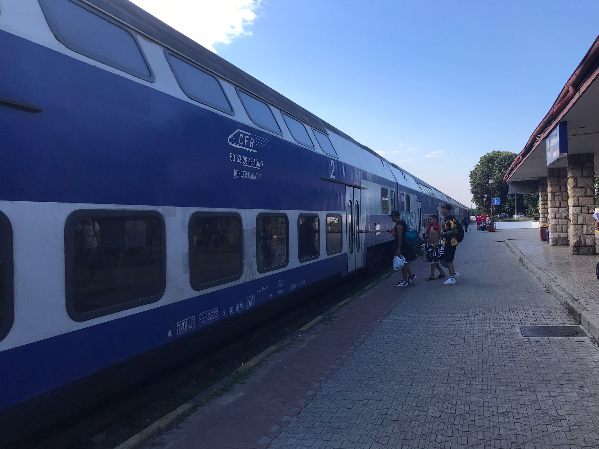 FOTO VIDEO Cu trenul de la Sibiu la mare și înapoi: 28 de ore, cu pături, aglomerație și muzică