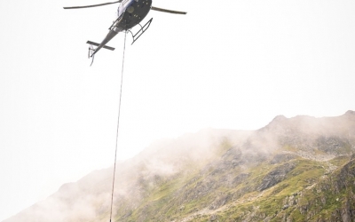 FOTO 6 tone de materiale destinate semnalizării traseelor din Munții Făgăraș, transportate cu elicopterul. Obiectele au fost lăsate la peste 2.000 m altitudine