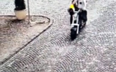 Hoț prins la scurt timp după ce a furat un scuter și a încercat să fure bunuri dintr-un hotel din centrul Sibiului