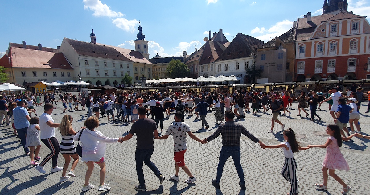 Needitat. Zeci de sibieni și turiști ”încing” o horă în Piața Mică
