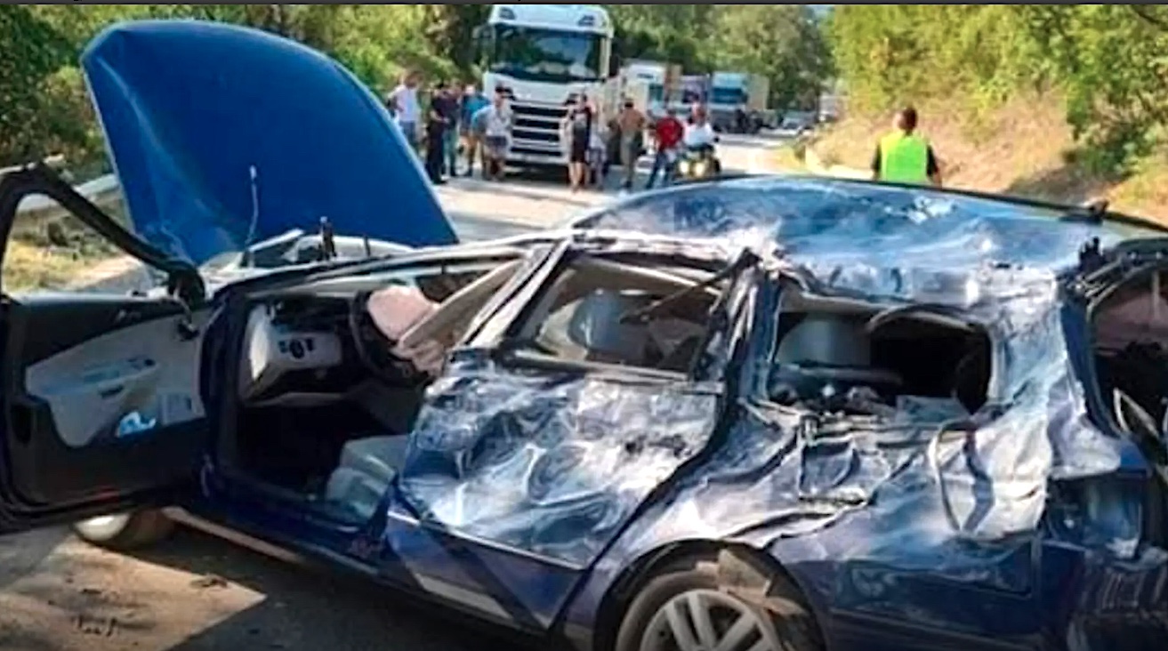 Mehedinți: un tânăr a murit la volan strivit de lemnele căzute dintr-un camion