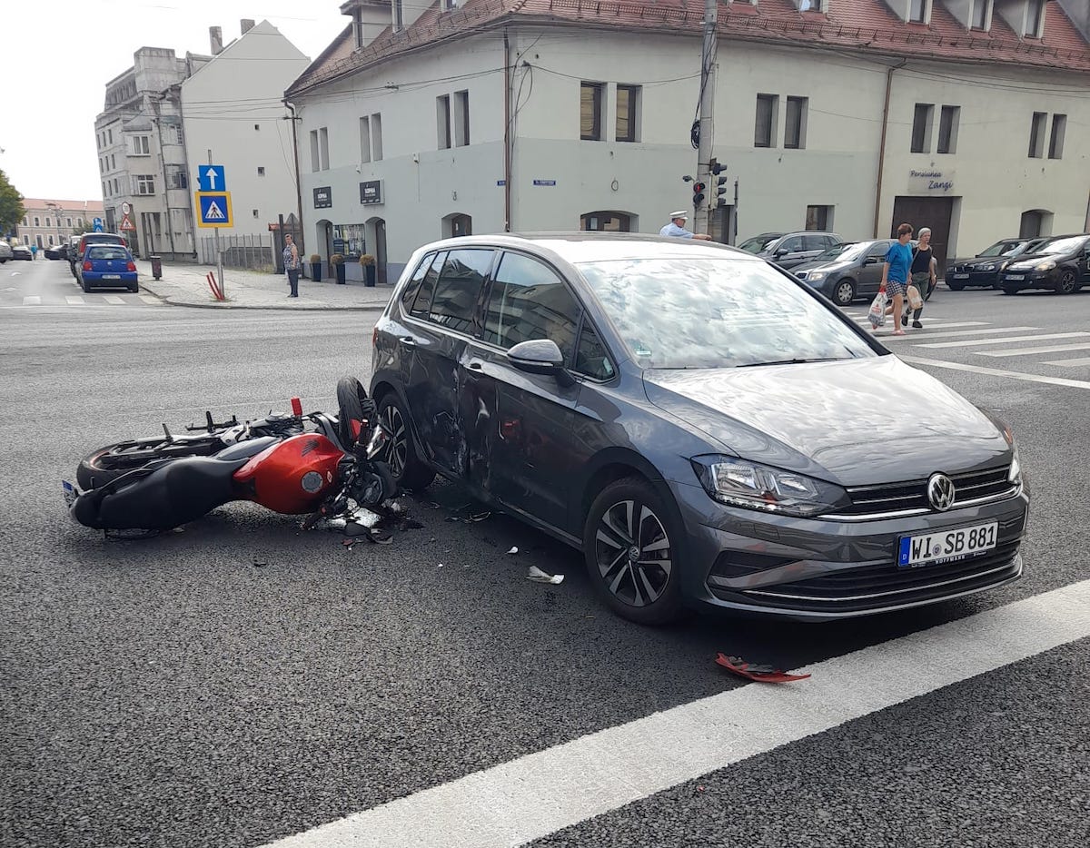 Accident aproape de centrul Sibiului: un motociclist s-a izbit de o mașină