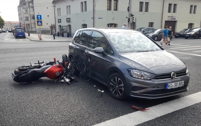 Accident aproape de centrul Sibiului: un motociclist s-a izbit de o mașină