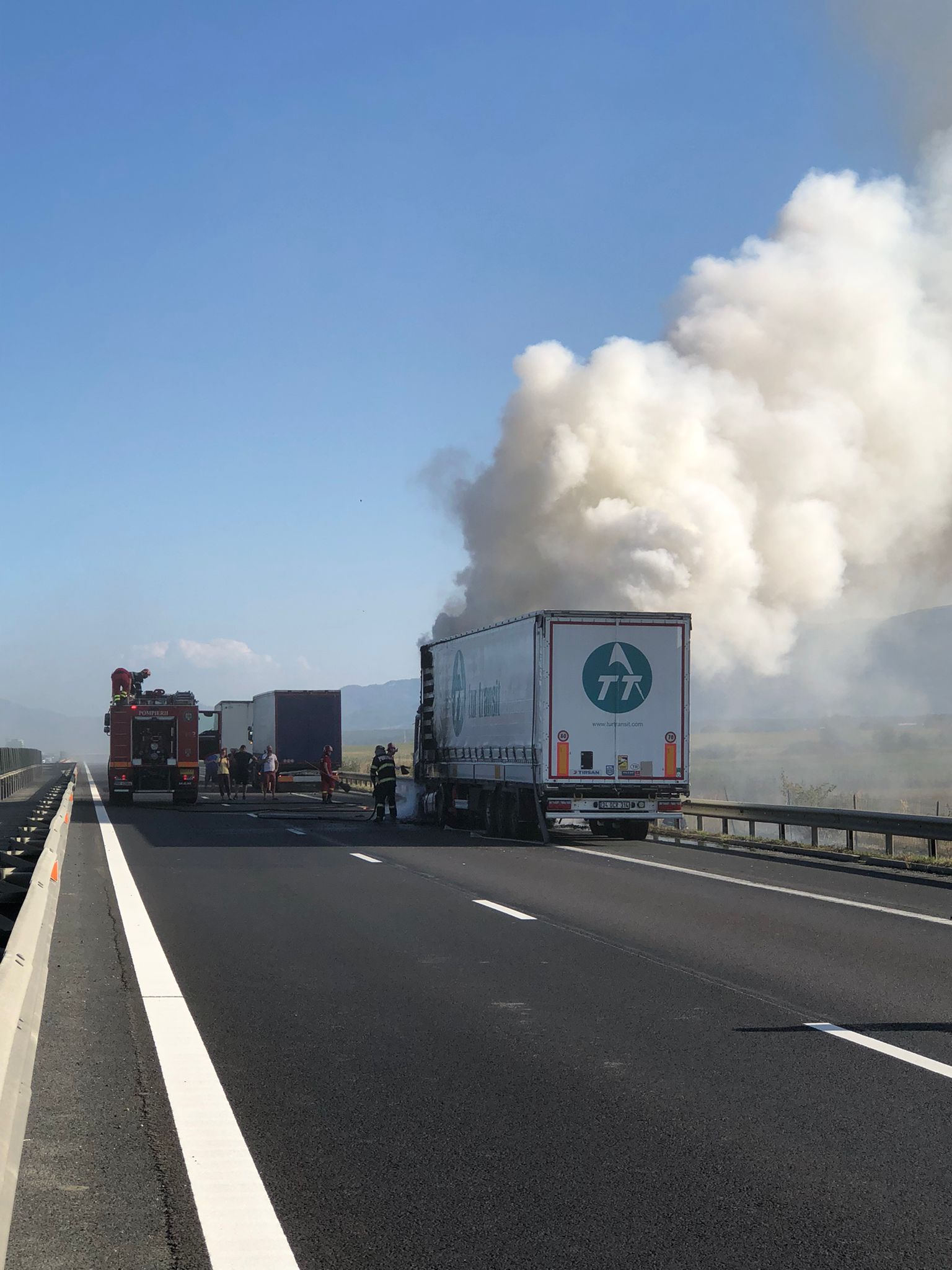 Actualizare: Un scurtcircuit, cauza incediului izbucnit la camionul care transporta utilaje pe autostrada A1, spre Veștem