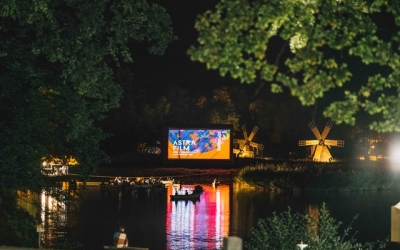 Astra Film Festival anunță Warm-Up AFF, eveniment care are loc la Sibiu în 2-3 septembrie. Filmele proiectate pe ecranul amplasat între mori de vânt pot fi văzute din bărci care plutesc pe lac