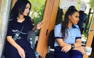Fotografie virală cu două polițiste din capitală care fumează și beau cafea. Imaginea a dus la o anchetă a poliției