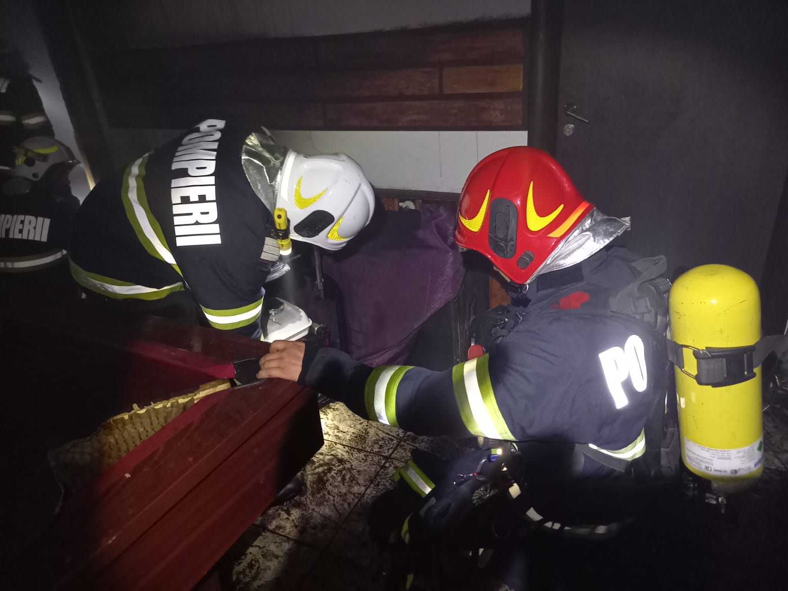 Incendiu la o pensiune din Brezoi, unde erau cazați 41 de copii și 10 adulți. 17 persoane, la spital