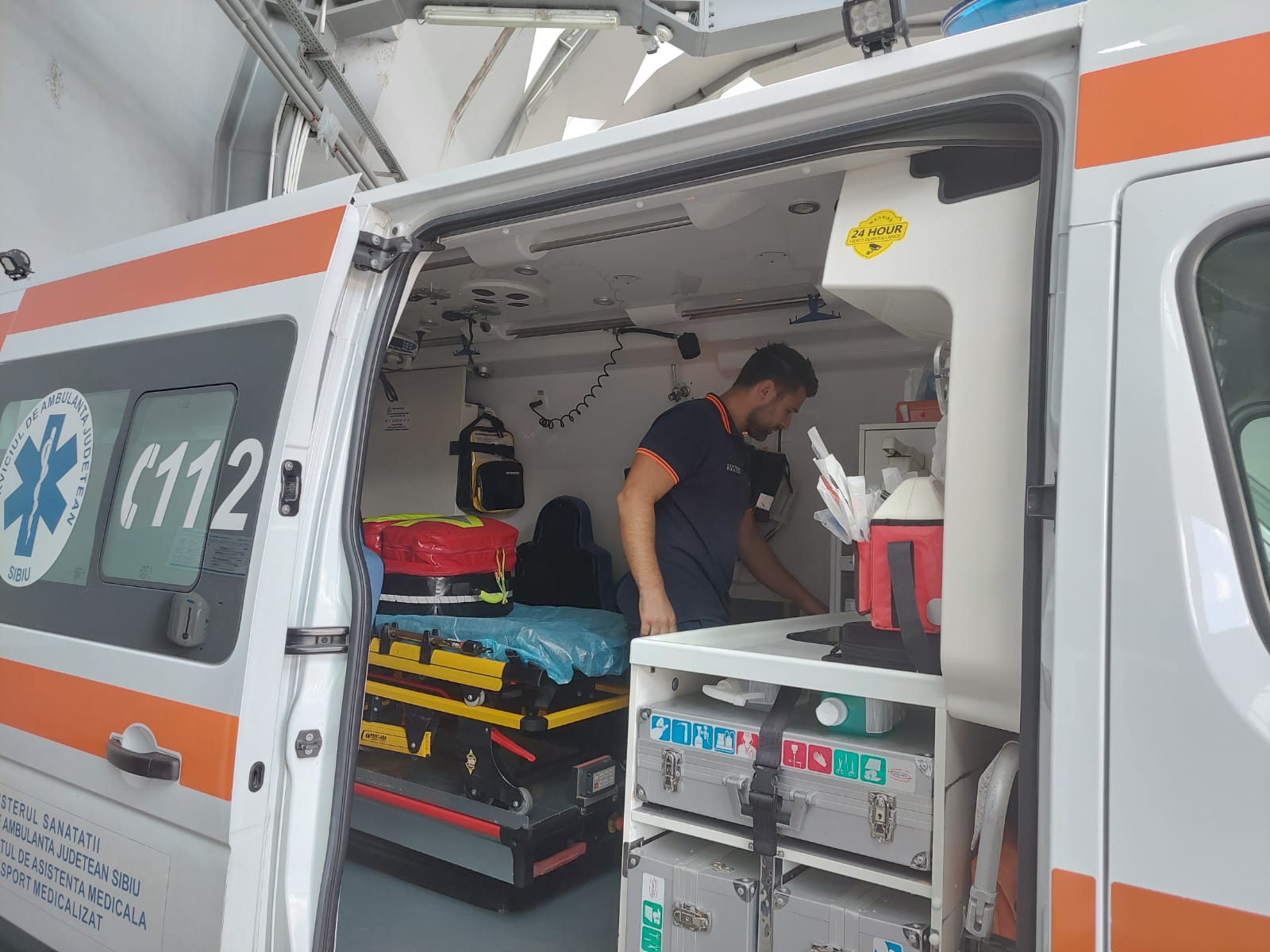 Cu sute de mii de kilometri rulați, Ambulanțele din Sibiu ajung la urgențe: „Trebuie să le ținem în viață”