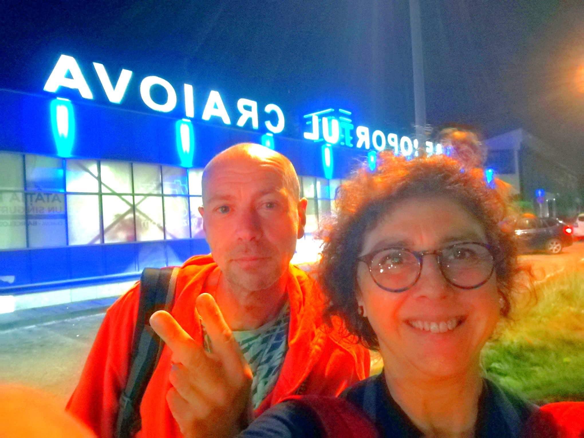 Italienii care au aterizat la Craiova în loc de Cracovia, contactaţi de echipa Aeroportului Craiova. Între timp, cei doi vizitează România