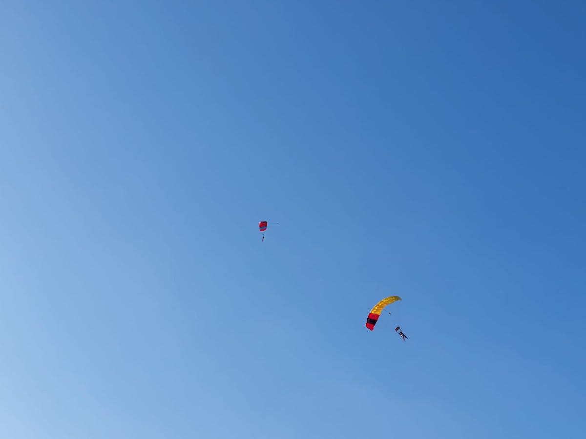 FOTO VIDEO Au început salturile în tandem cu parașuta, la Sibiu