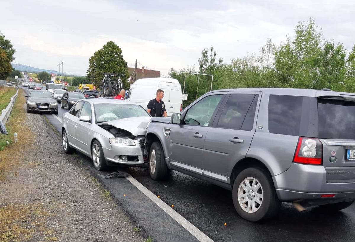 Accident pe DN1, intersecția cu Transfăgărășan. Un șofer a intrat pe contrasens și o femeie a fost rănită