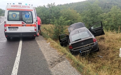 O mașină a ieșit în decor, pe DN14, la ieșirea din Slimnic spre Mediaș. O pasageră a fost rănită