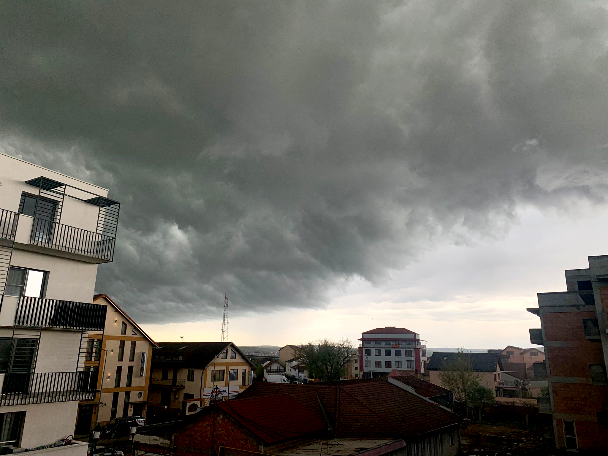 Avertizarea de cod galben și portocaliu de ploi în județul Sibiu, prelungită până mâine seară