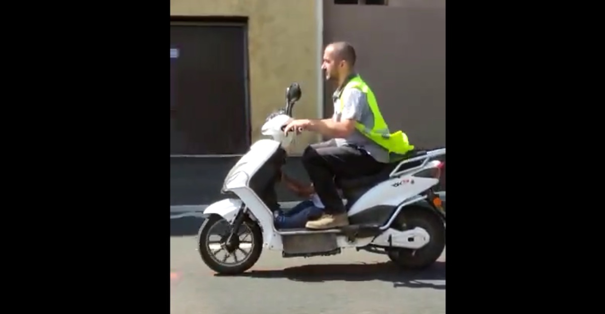 Bărbat filmat în Sibiu în timp ce conduce agresiv un scuter, cu un copil la picioare. Poliția îl caută