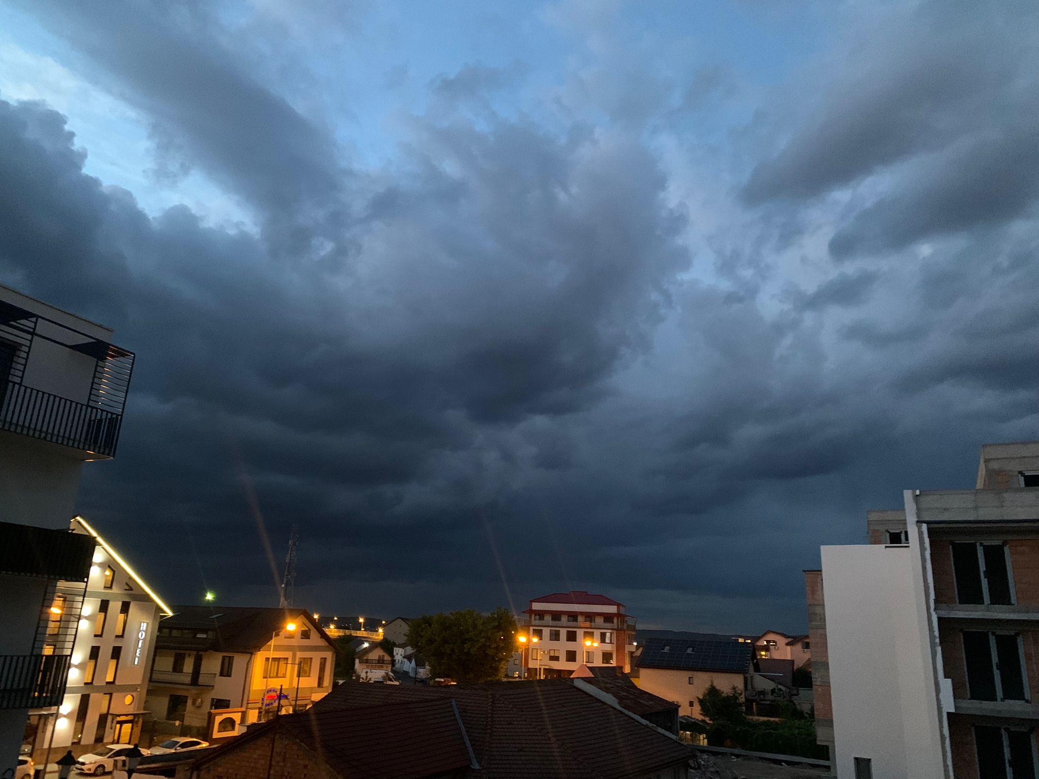 Cod portocaliu de vreme rea și ploi abundente în județul Sibiu. Pentru 22 de localități s-a emis o avertizare RO-Alert
