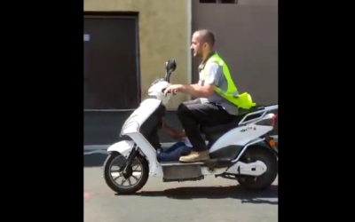 Bărbat filmat în Sibiu în timp ce conduce agresiv un scuter, cu un copil la picioare. Poliția îl caută