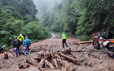 Probleme pe Transalpina: șoseaua a fost acoperită de aluviuni