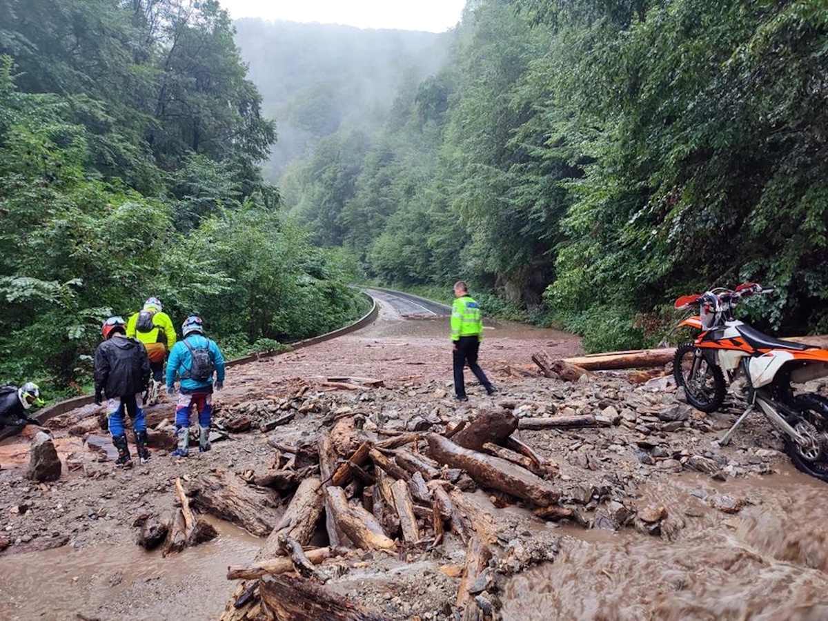 Probleme pe Transalpina: șoseaua a fost acoperită de aluviuni