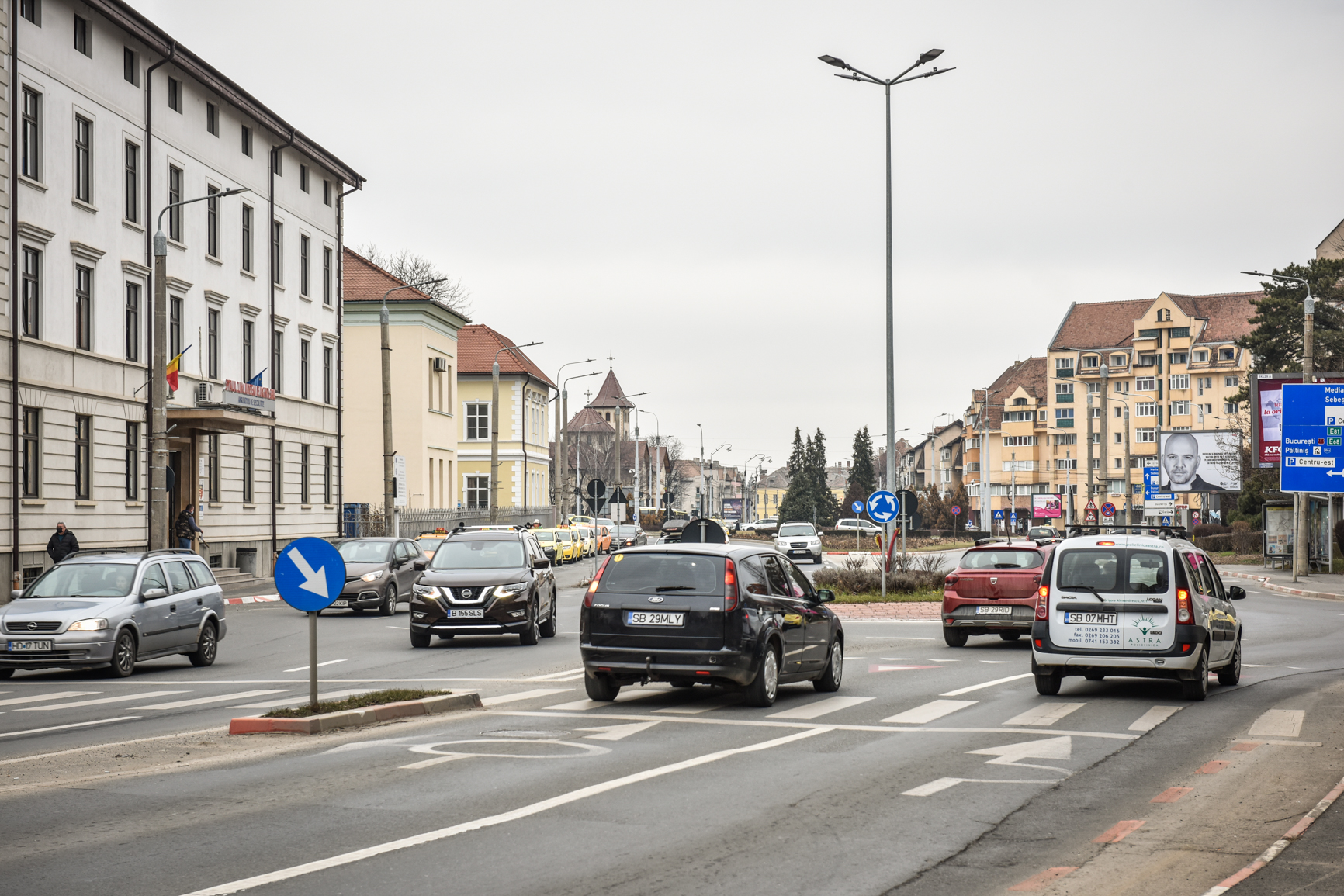 Șofer fără permis oprit de poliție după ce nu a acordat prioritate în giratoriu, în centrul orașului