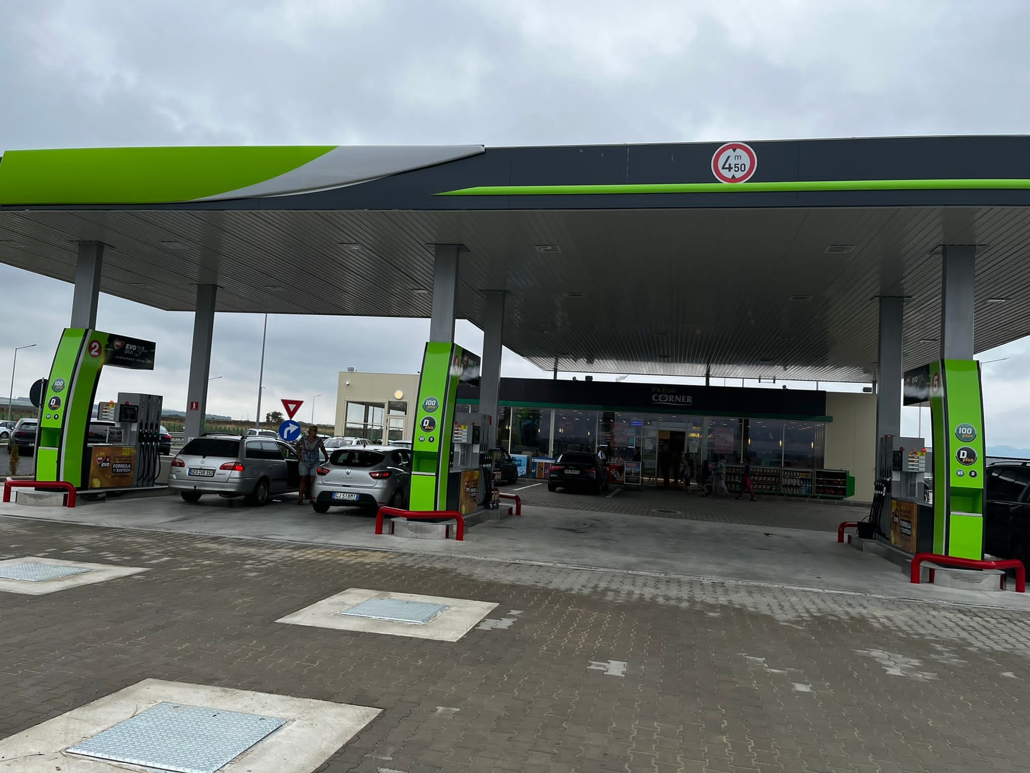 Două noi spații de servicii pe autostrada Orăștie-Sibiu. Au stații de încărcare pentru mașini electrice și dușuri