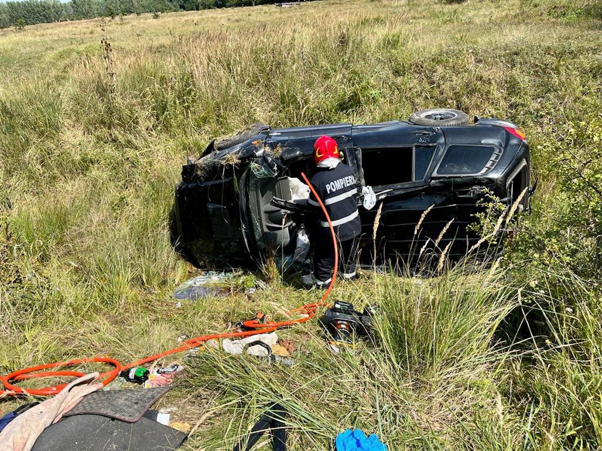 Bărbatul care s-a răsturnat ieri cu mașina, în drum spre Poplaca, a murit