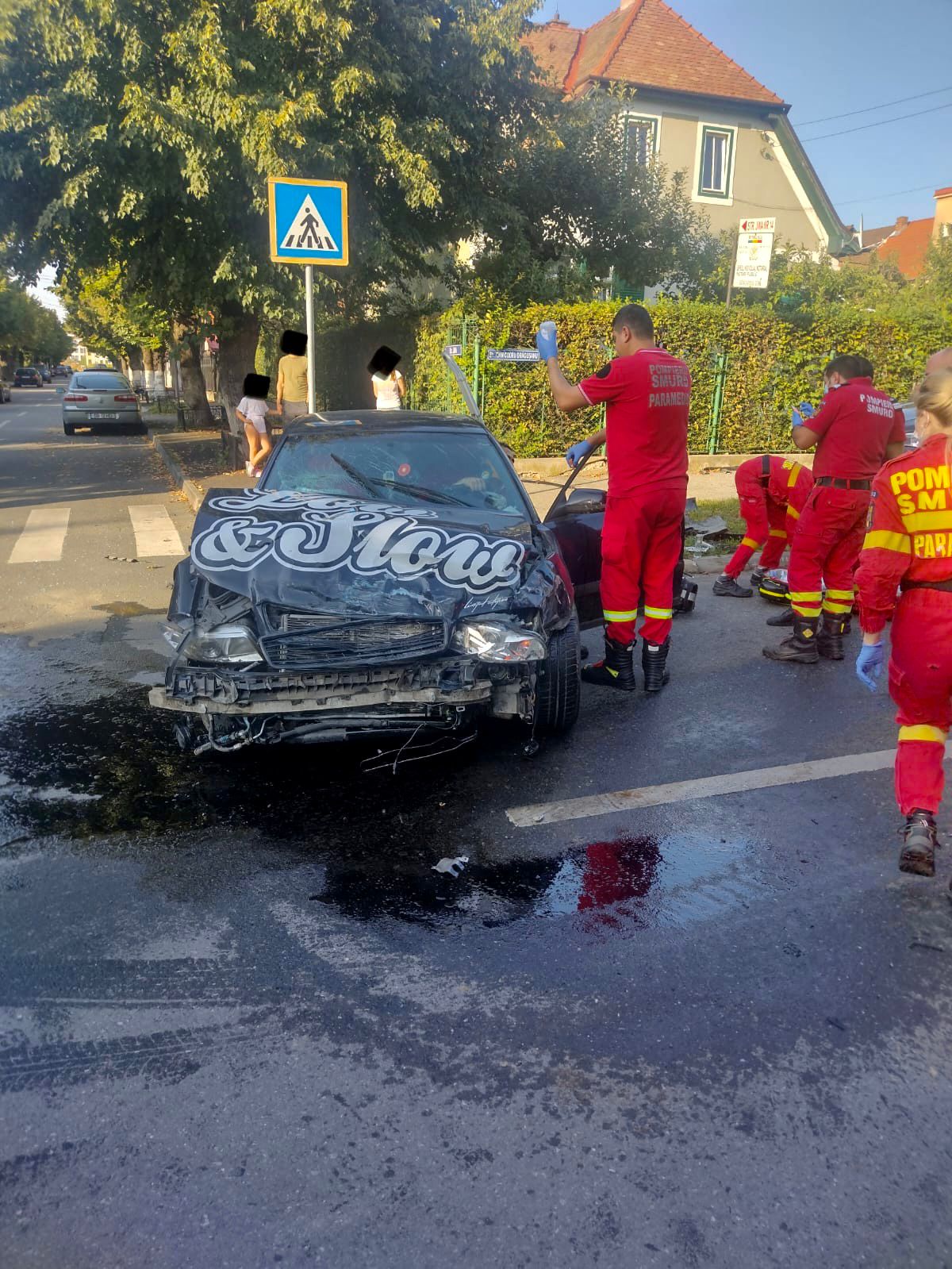 Accident într-o intersecție din Sibiu, după ce un șofer nu a acordat prioritate. Două mașini parcate au fost lovite