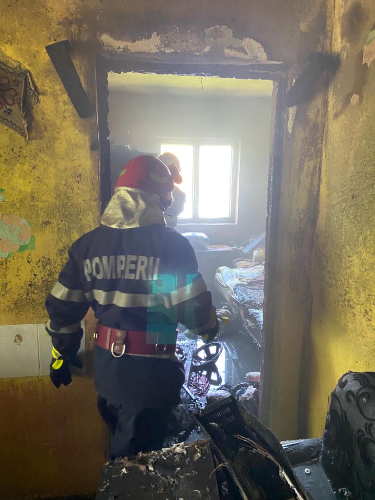 Incendiu într-un bloc din județ, pornit de la un calculator. Opt copii și doi adulți nu au putut ieși singuri, din cauza fumului dens
