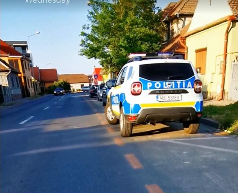 Mașină de Poliție oprită pe pista de biciclete. Reacția IPJ: Era în misiune, un sibian și-a găsit tatăl decedat în casă