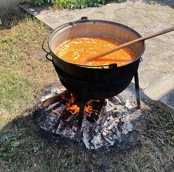Sibienii, invitați să deguste varză călită cu carne la ceaun, la Muzeul Țării Secașelor