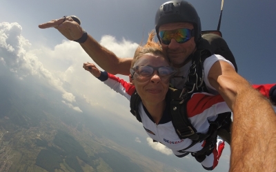 FOTO Am sărit cu parașuta de la 3.000 de metri pentru prima dată și a fost demențial: „Îți dă un sentiment incredibil de libertate”