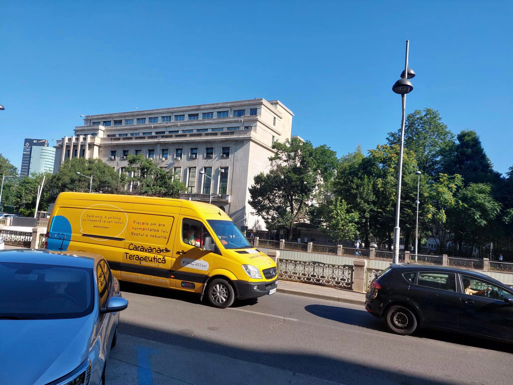 Caravana cu psihologi ajunge la Sibiu, în parcarea din fața Centrului Cultural Ion Besoiu: „vrem să eliminăm preconcepția că dacă mergi la psiholog ești nebun”