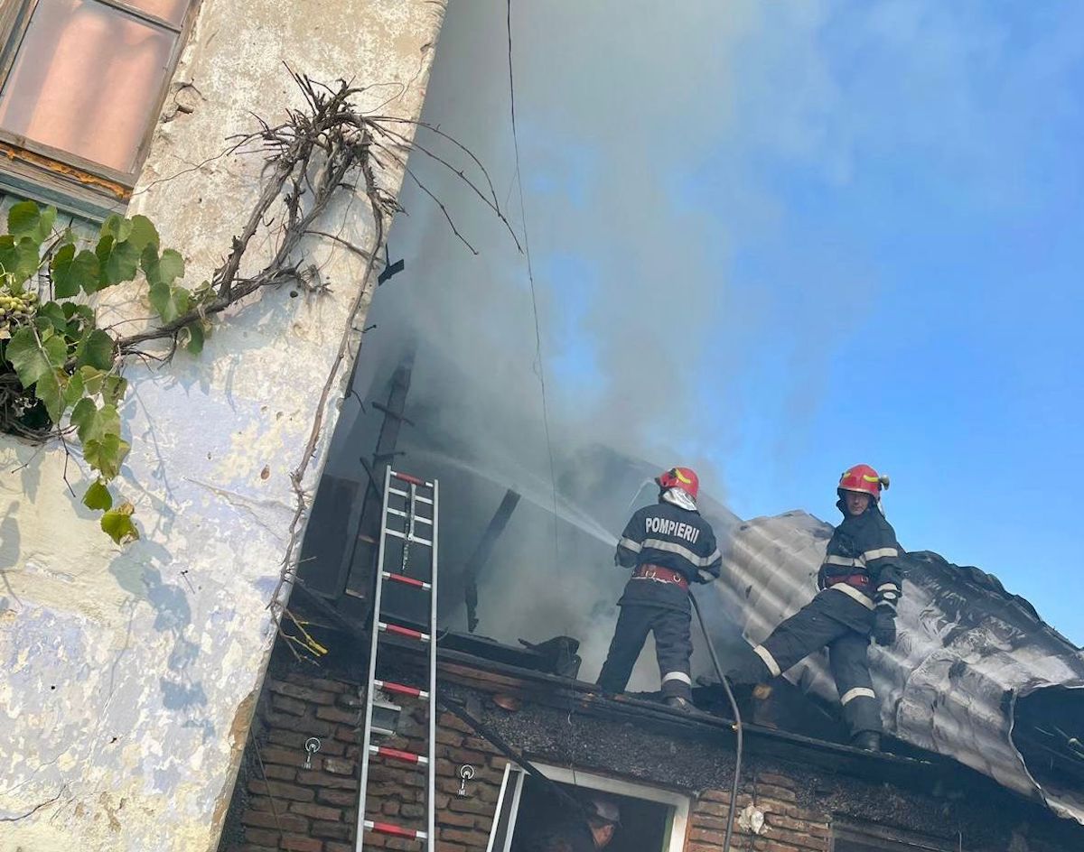 incendiu fum pompieri casă