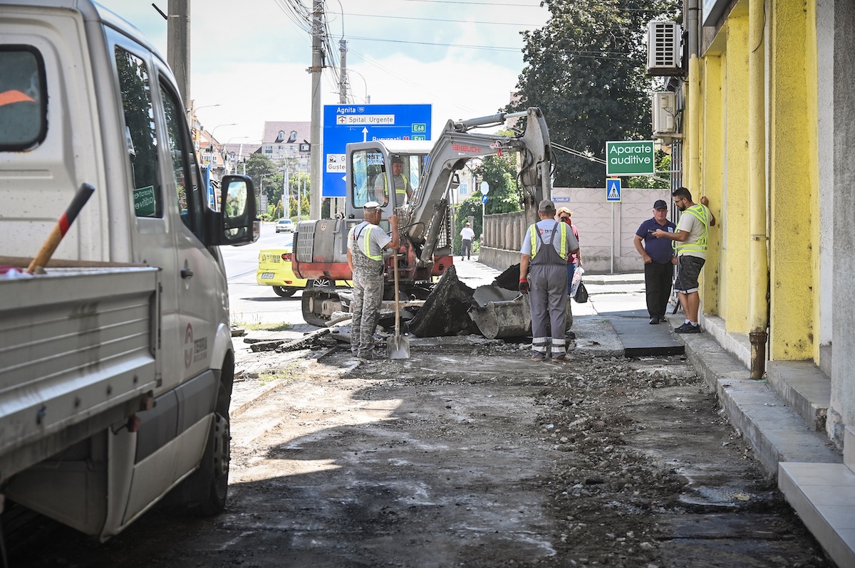 Trotuarele sparte din zona centrală, în reparații. Sunt anunțate noi restricții în circulație până în toamnă