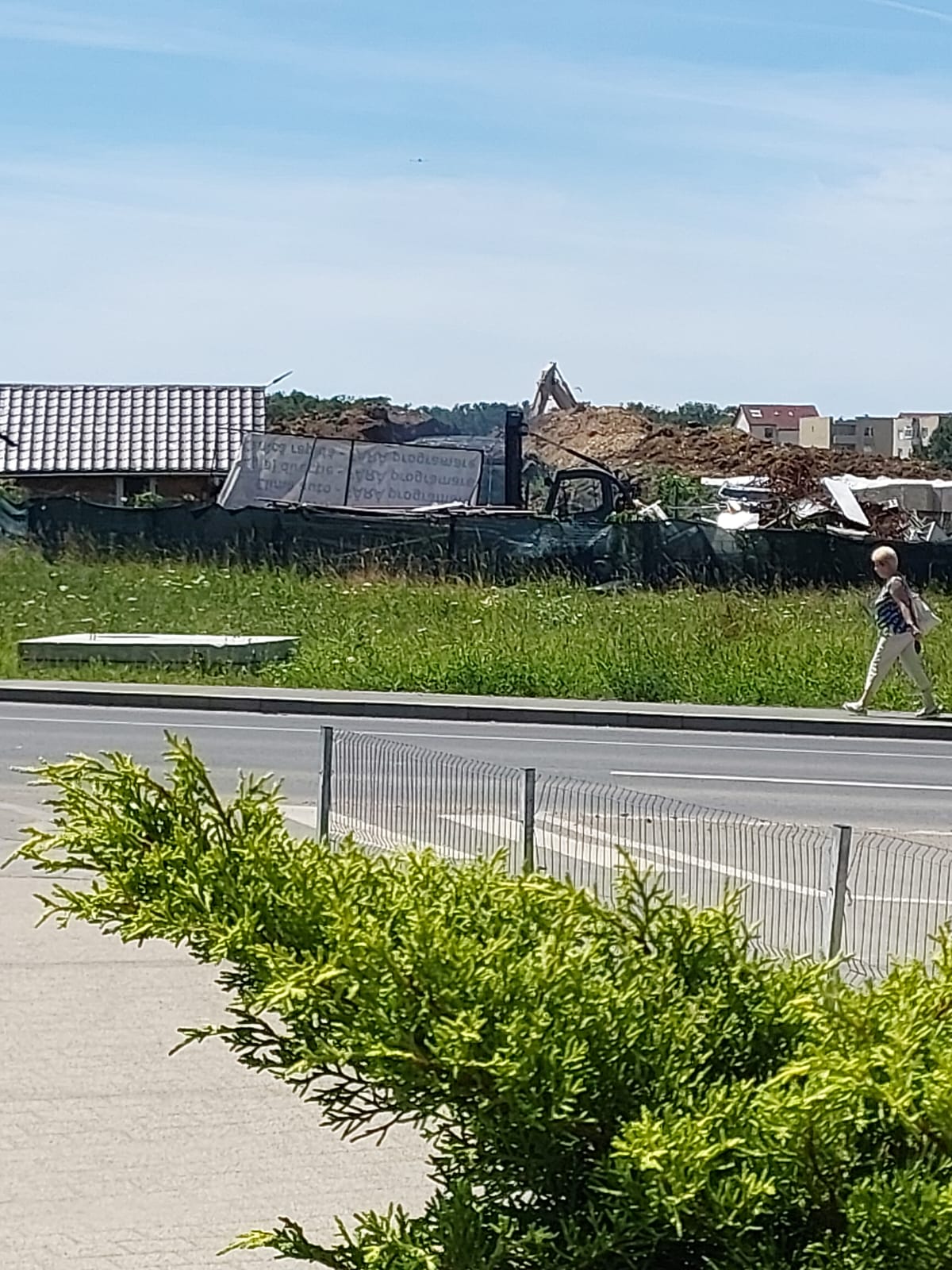 VIDEO – Deșeuri arse la ieșire din Sibiu spre Cartierul Arhitecților, în plină zi. Reacția Gărzii de Mediu