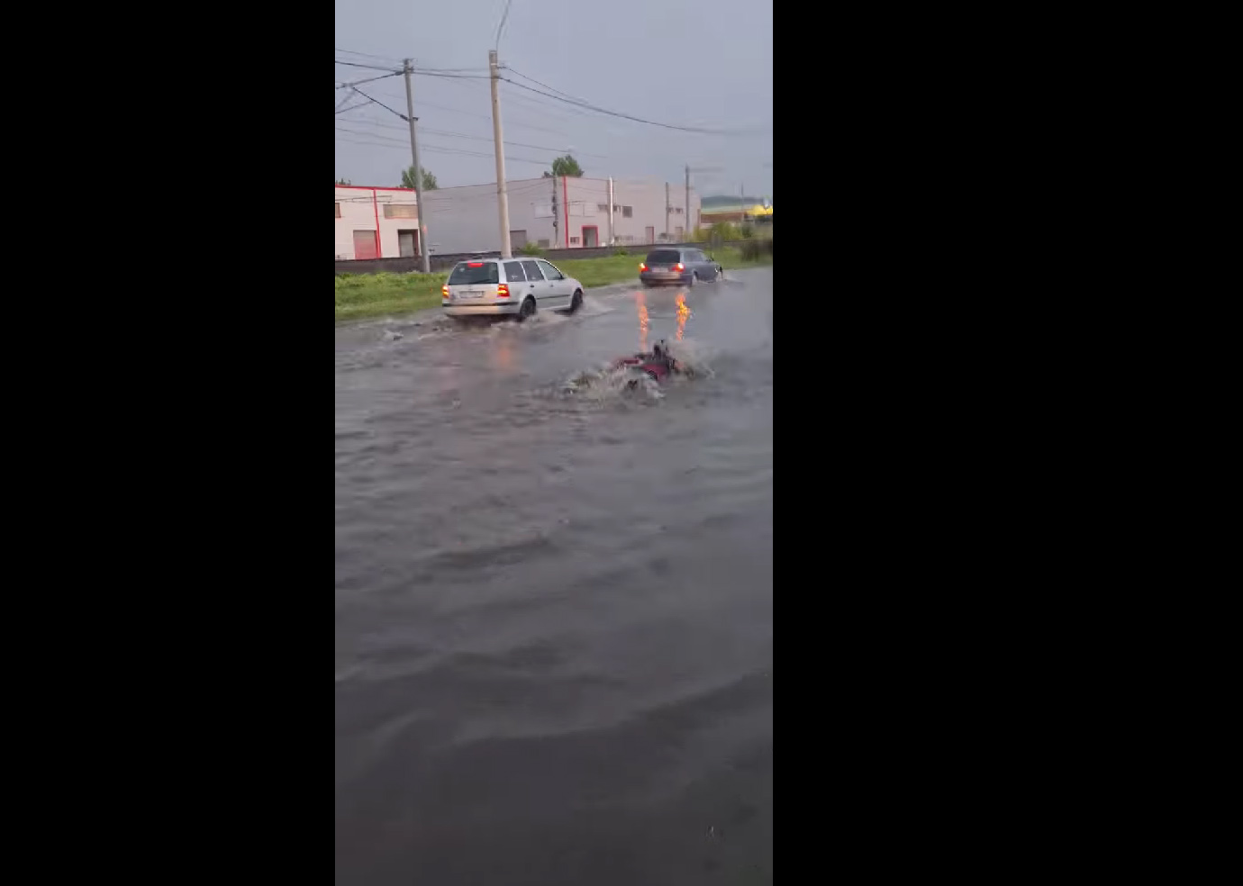 În Mediaș, ca la mare: Un bărbat înoată pe stradă