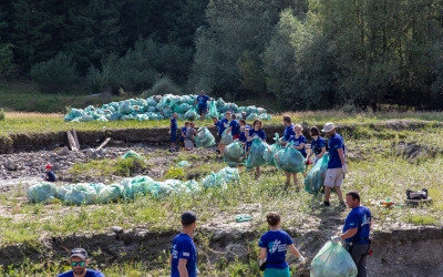 Peste 4,6 tone de deşeuri strânse de voluntari de pe malurile lacului Bicaz