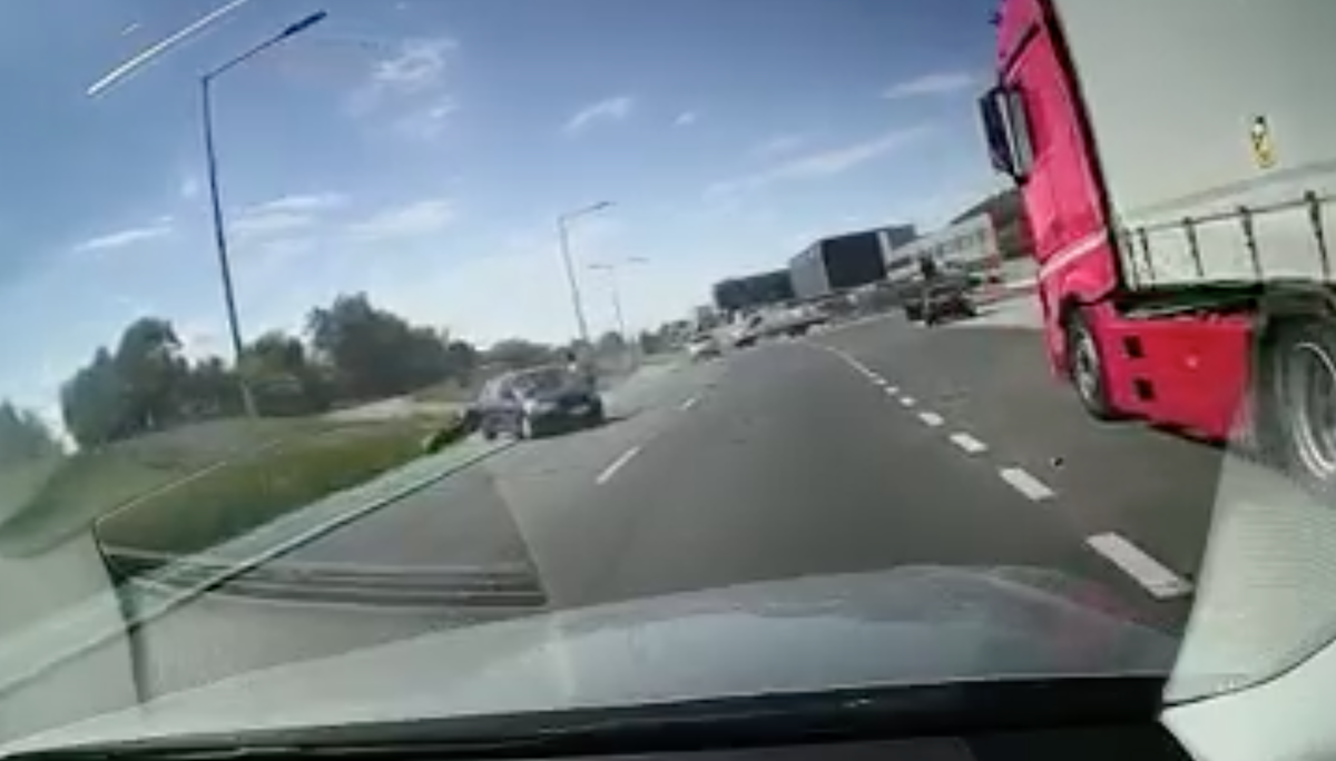 VIDEO Momentul producerii unui accident pe strada Podului, surprins de o cameră de bord