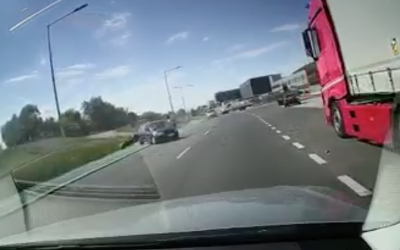 VIDEO Momentul producerii unui accident pe strada Podului, surprins de o cameră de bord