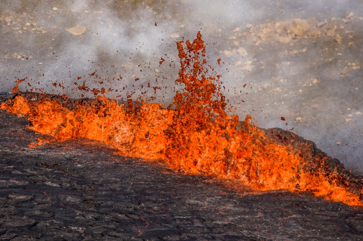 Ministerul Afacerilor Externe a emis atenţionare de călătorie pentru Islanda - erupţii vulcanice în peninsula Reykjanes