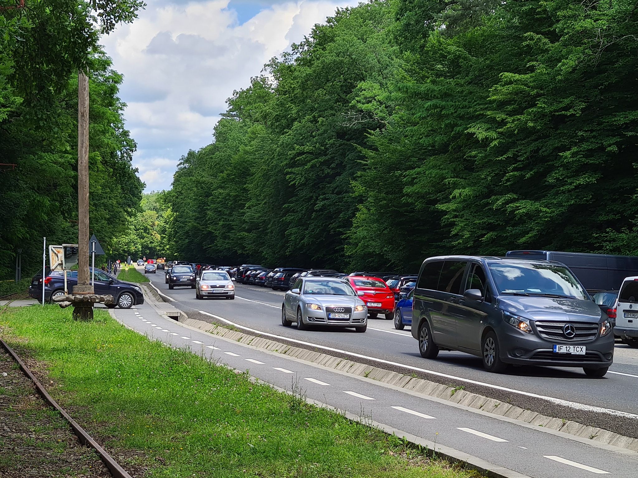 Trafic restricționat duminică spre Rășinari și Cisnădioara pentru o competiție sportivă. Parcarea de la ZOO se închide de vineri