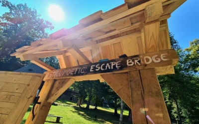 Instalație de poezie ASTRA Poetic/Escape Bridge, în Muzeul în aer liber. Pe podul acoperit vor fi puse la dispoziția vizitatorilor cărți