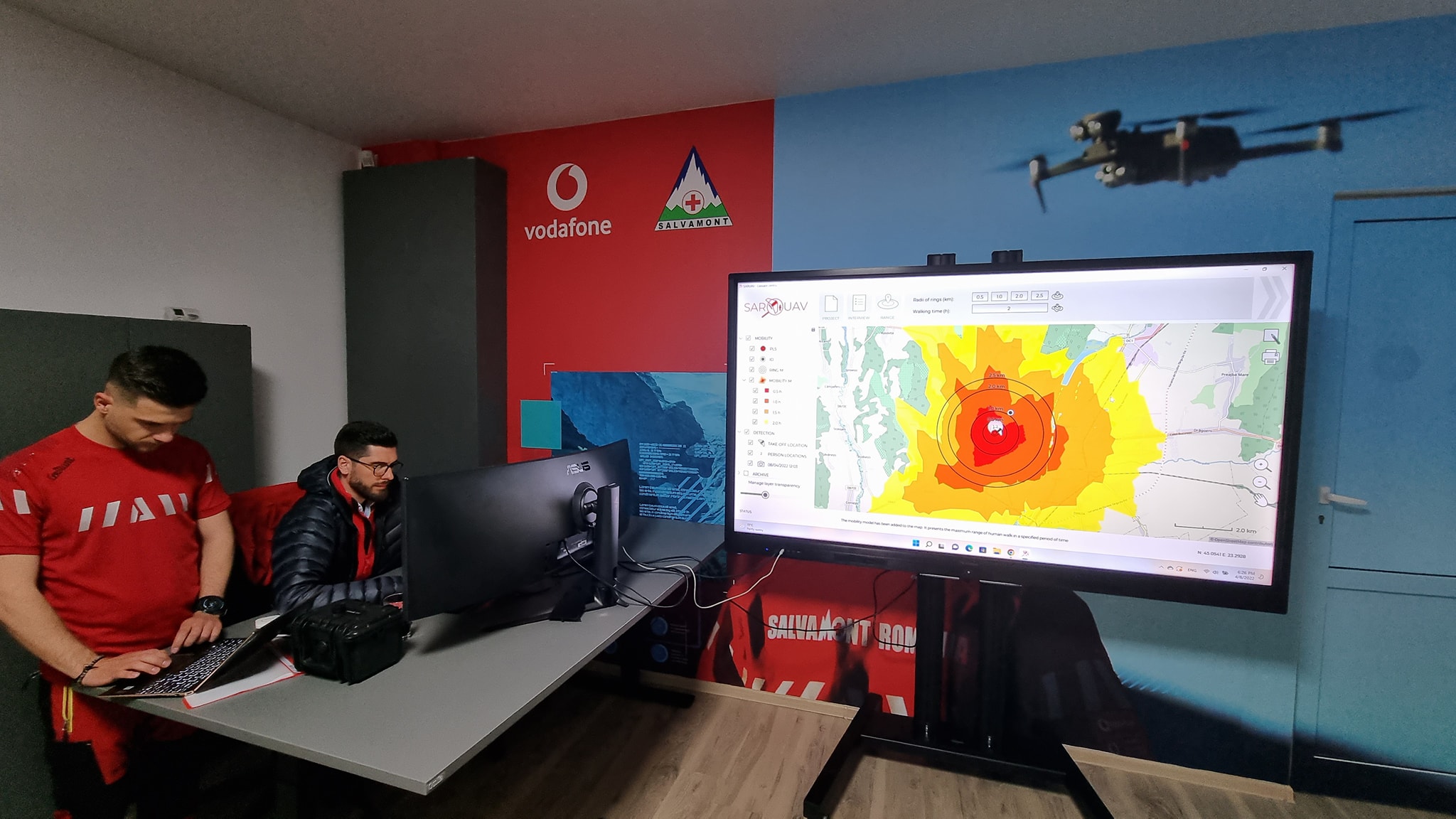 Imagini filmate cu drona de salvamontiștii sibieni sunt analizate pentru găsirea unei persoane dispărute în munți