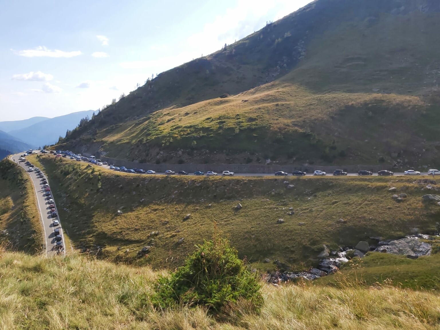 VIDEO Cozi de mașini de câțiva kilometri pe Transfăgărășan. Blocajele au fost pe ambele sensuri