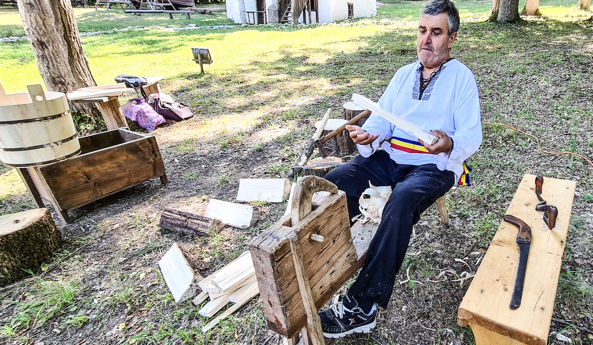 Un tâmplar din Munții Apuseni susține ateliere de prelucrare a lemnului la Muzeul Astra