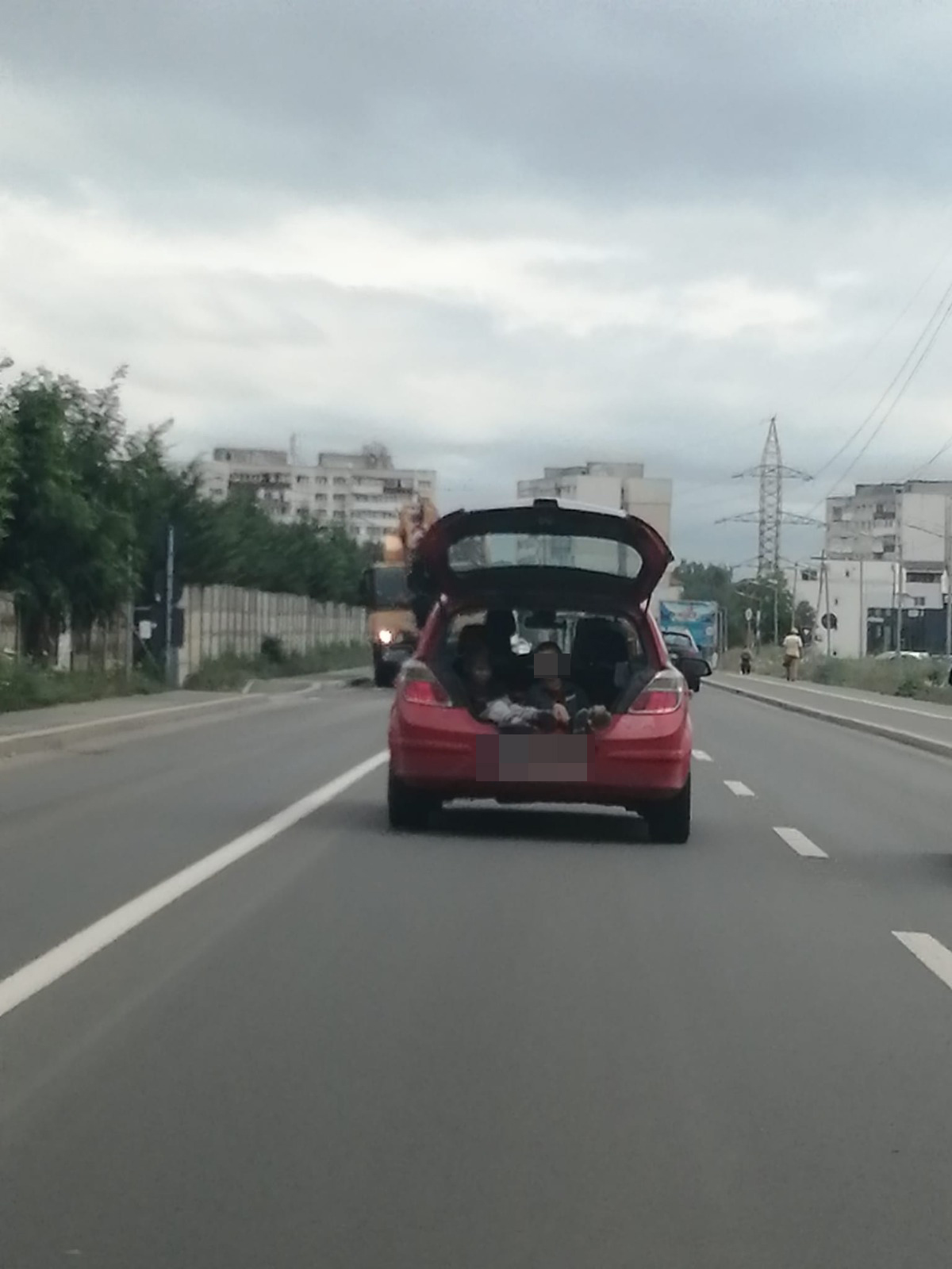 FOTO-Ce a pățit șoferul din Sibiu fotografiat cum transportă mai mulți copii în portbagaj, cu luneta ridicată